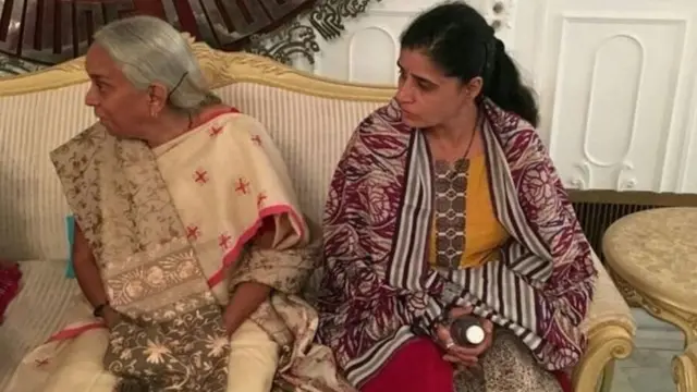 જાદવના માતા અને તેમના પત્ની