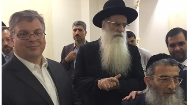 L'ambassadeur des États-Unis en Tunisie (extrême gauche) pose aux côtés de deux rabbins venus prendre part au pèlerinage juif de Djerba.