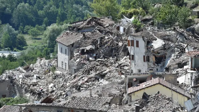 Yıkılmış binalar