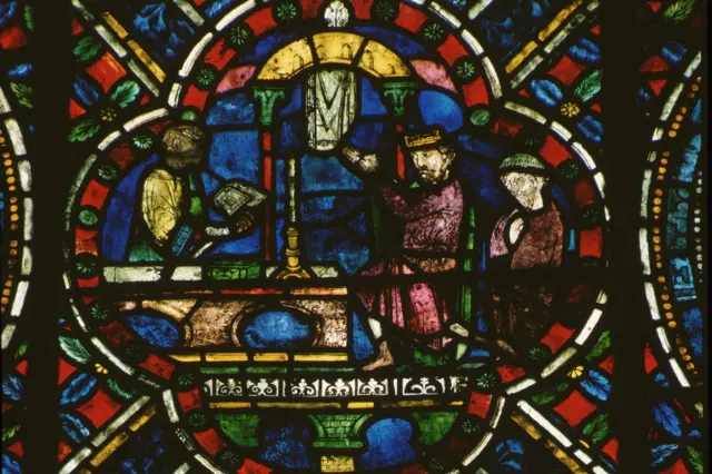 Uma imagem de vidro medieval de Canterbury mostra Henrique 2º fazendo penitência no túmulo de São Tomás em 1174