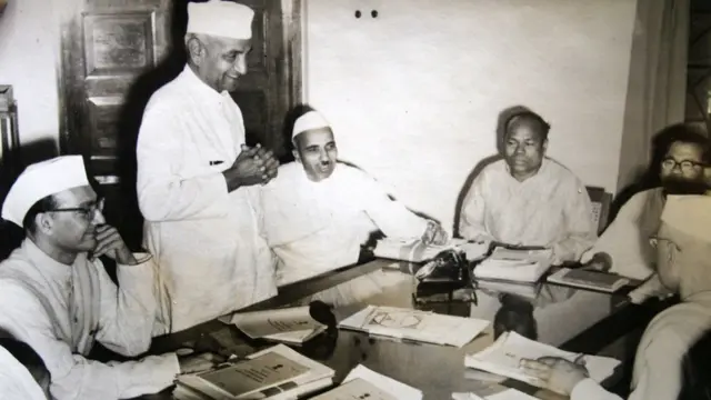 જીવરાજ મહેતા હિતેન્દ્ર દેસાઈ, ઢેબરભાઈ સહિત અગ્રણીઓ સાથે.