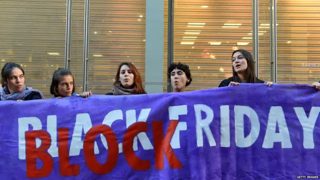 ਮੁਜ਼ਾਹਰਾਕਾਰੀਆਂ ਨੇ ਬਲੈਕ ਫਰਾਈਡੇ ਤੇ ਤੰਜ਼ ਕਸਦਿਆਂ ਇਸ ਨੂੰ "Block Friday" ਲਿਖਿਆ ਤੇ ਕੰਪਨੀ ਦੇ ਫਰਾਂਸ ਸਮੇਤ ਹੋਰ ਦੇਸ਼ਾਂ ਵਿੱਚ ਕਾਰੋਬਾਰ ਕਰਨ 'ਤੇ ਪਾਬੰਦੀ ਲਾਉਣ ਦੀ ਮੰਗ ਕੀਤੀ।