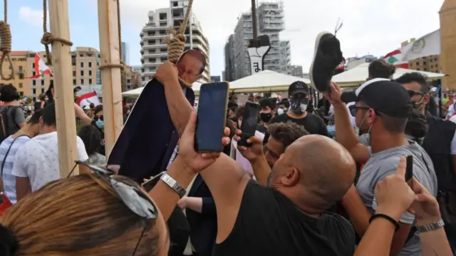 دار زدن نمادین ماکت میشل عون، رئیس جمهور لبنان