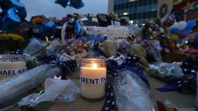 Flores en memoria de los policías muertos en Estados Unidos