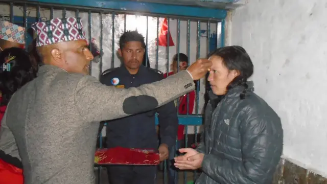 थुनुवालाई दशैँको टीका लगाउँदै जिल्ला प्रहरी प्रमुख