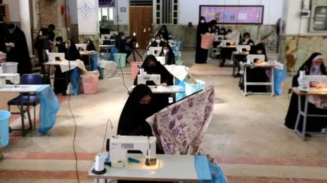 كان أفراد من قوة الباسيج شبه العسكرية يصنعون معدات واقية في طهران