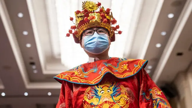 Pesin wear facemask dress well