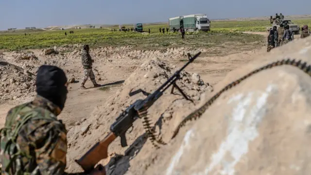 বাঘুজ থেকে ট্রাকে করে আইএস যোদ্ধারা কুর্দী নেতৃত্বাধীন সিরিয় ডেমোক্রাটিক বাহিনীর কাছে আত্মসমর্পণ করছে। (ছবি: ২০শে ফেব্রুয়ারি ২০১৯)