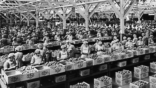 艾恩说，工厂和生产工人自行管理时间的自由度较低，免去了安排时间的压力。