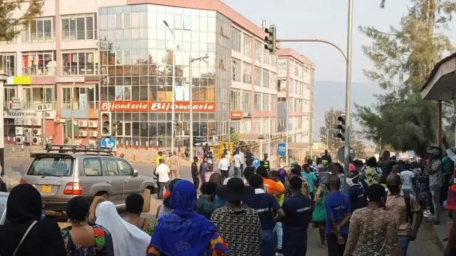 Mu gitondo kuwa mbere, abacuruzi bamwe bagiye kurema isomo basanga ryafunzwe babuzwa na polisi kuryinjiramo