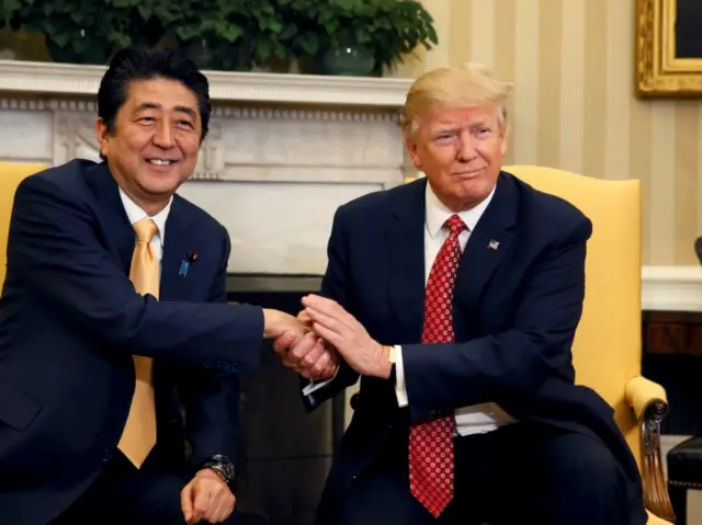 Abe y Trump se elogiaron mutuamente ante los medios.