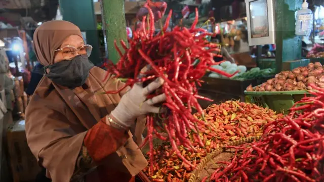 Penjual menata cabai yang harganya berangsur naik di Pasar Senen, Jakarta, Kamis (26/03). Pemerintah akan menyalurkan insentif berupa bantuan langsung tunai (BLT) untuk mendorong daya beli masyarakat ditengah pandemi virus corona atau COVID-19.