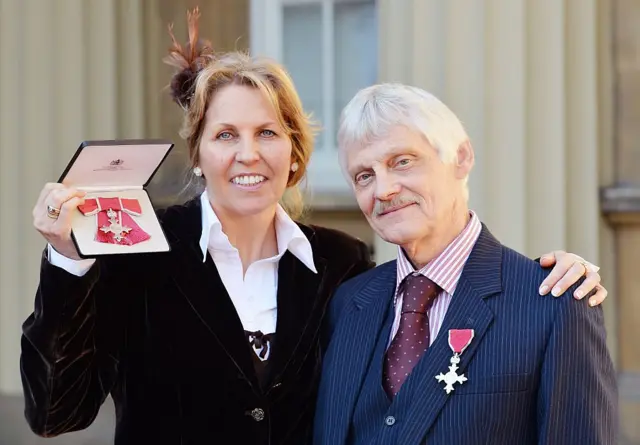 Филиппа Лэнгли и Джон Эшдаун после награждения в Букингемском дворце