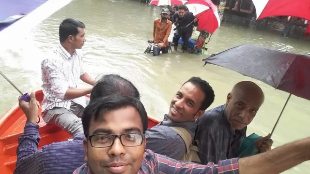 অনেকেই নৌকায় যাতায়াত করছেন