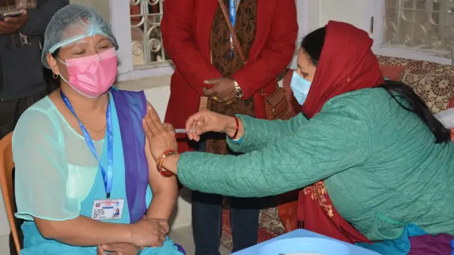 तनहुँको दमौलीमा खोप लगाउँदै दमौली अस्पतालका स्वास्थ्यकर्मी पार्वती श्रेष्ठ। पहिलो चरणमा तनहुँका १,६७९ स्वास्थ्यकर्मीलाई खोप लगाउने योजना छ