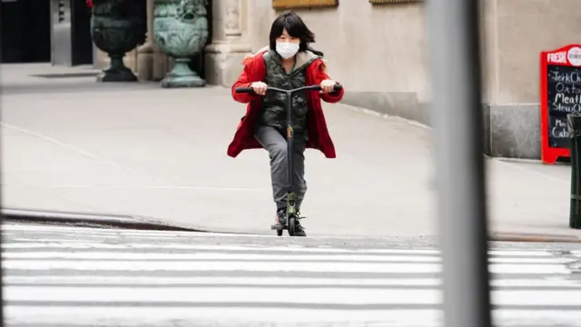 Seorang anak bermain skuter di kota New York saat karantina wilayah.
