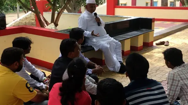 యువతీ యువకులతో అన్నా హజారే మాటా మంతీ