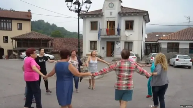 स्पेन के एस्टुरियस में पहाड़ों के बीच बसे गांव