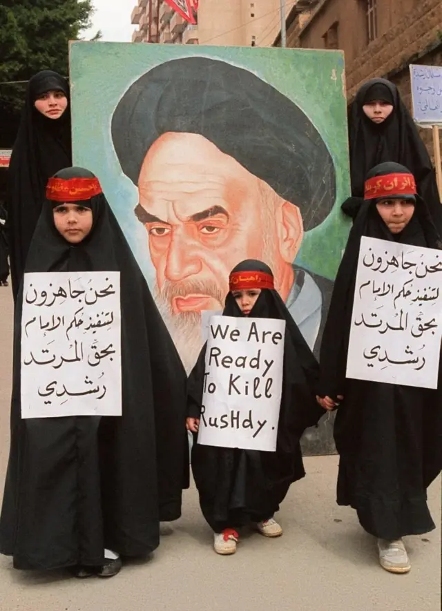 متظاهرات من انصار حزب الله اللبناني في بيروت عام 1988