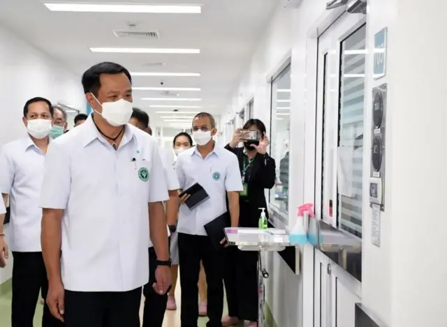 รมว.สาธารณสุขเดินทางไปเยี่ยม รมว.ต่างประเทศฮังการีที รพ.บำรุงราษฎร์ เมื่อวันที่ 4 พ.ย.