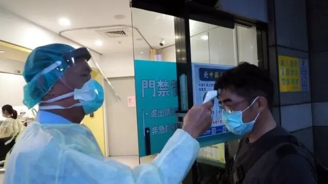 ચીનના ઍરપૉર્ટ અને તમામ મહત્ત્વપૂર્ણ સ્થળે કોરોના વાઇરસના ફેલાવાને કારણે લોકોની તપાસ કરવામાં આવી રહી છે.