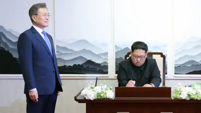 김정은 북한 국무위원장이 27일 판문점 평화의집에서 문재인 대통령과의 남북정상회담에 앞서 방명록을 작성하고 있다