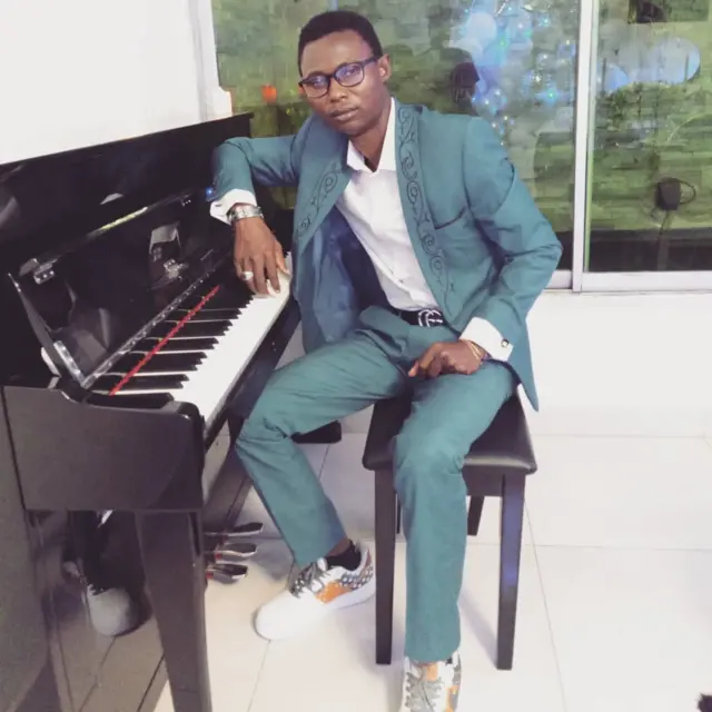 One of di band members, Philip Balogun