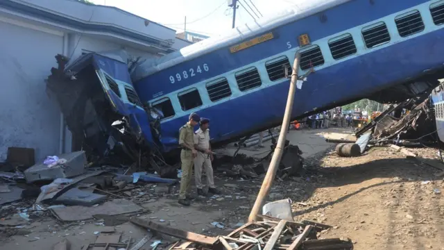 उत्तर प्रदेश के मुज़फ़्फ़रनगर में कलिंग-उत्कल एक्सप्रेस के पटरी से उतरने से हुआ भीषण हादसा