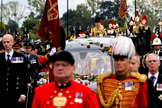 El ataúd de la reina durante su paso por el "Long Walk", el camino del castillo de Windsor que lleva hasta la capilla de San Jorge.