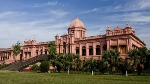 ১৯০৬ সালে ঢাকার আহসান মঞ্জিলে অনুষ্ঠিত হয়েছিল অল ইন্ডিয়া মুসলিম এডুকেশন কনফারেন্স যার সূত্র ধরে জন্ম নেয় নিখিল ভারত মুসলিম লীগ।