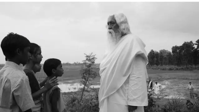 બાળકો સાથે વાત કરતા રવીંદ્રનાથ ટાગોર