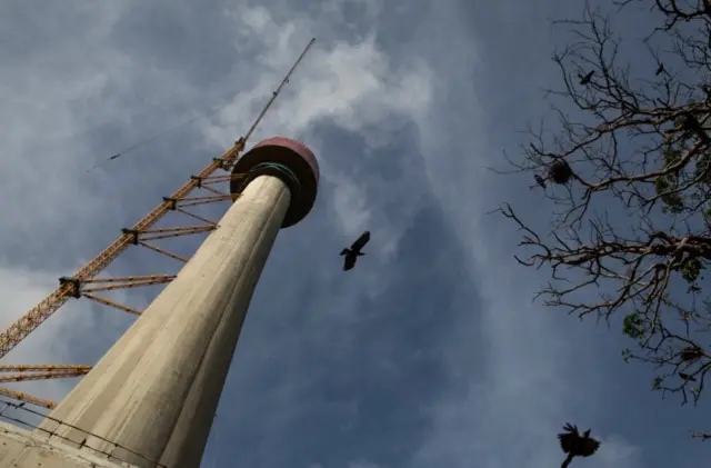 ඉදිකිරීම් අතරතුර