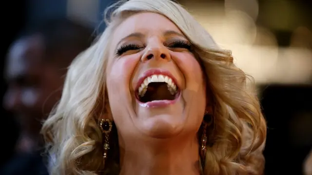 నవ్వుతున్న మహిళ