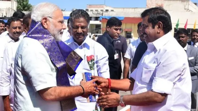 பிரதமரை வரவேற்கும் எடப்பாடி பழனிசாமி