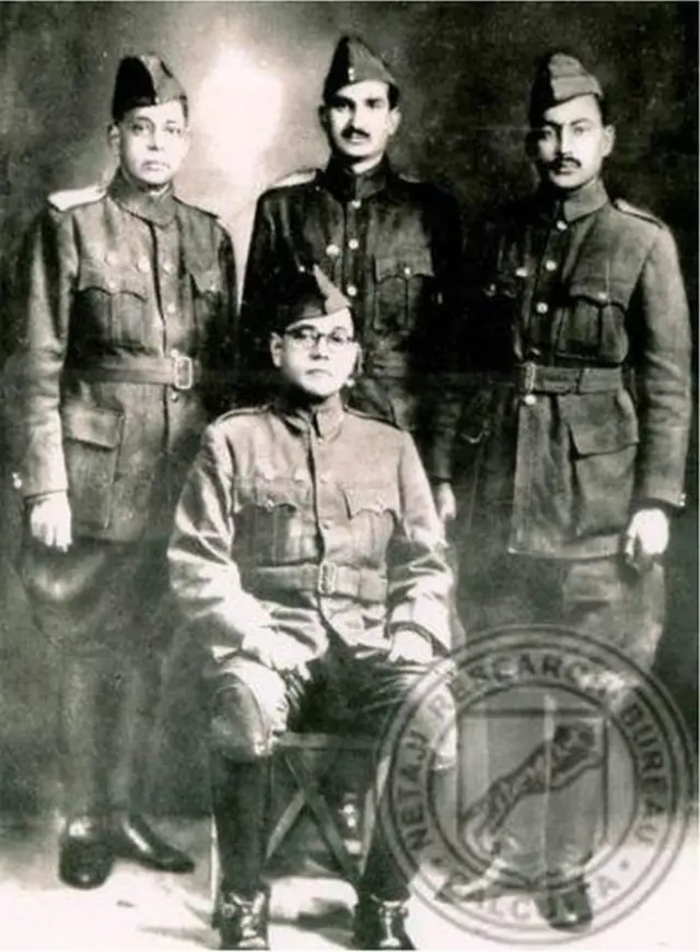 কর্নেল হাবিবুর রহমান, বাম দিক থেকে দাঁড়িয়ে, প্রথম