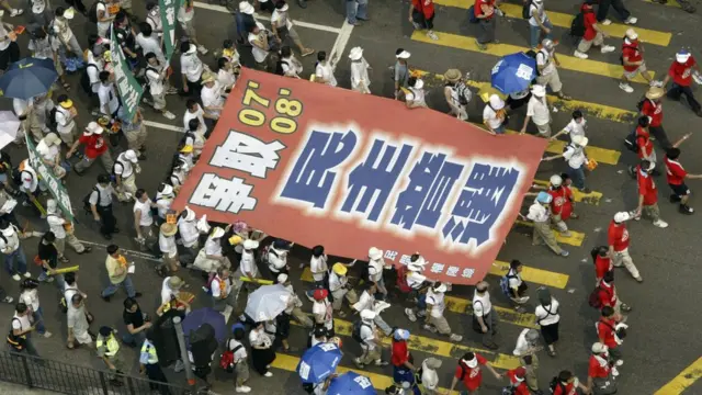 從高空俯瞰民陣七一遊行隊頭大型橫幅(1/7/2004)