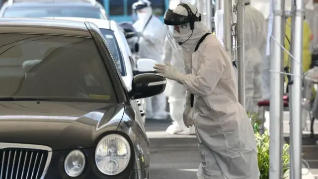 서울시는 드라이브 스루 선별진료소(차량 이용 선별진료소) 운영을 하루 중단하기로 했다