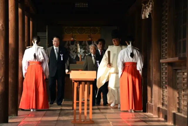 A級戦犯をまつる靖国神社に参拝する閣僚たち。10月20日。