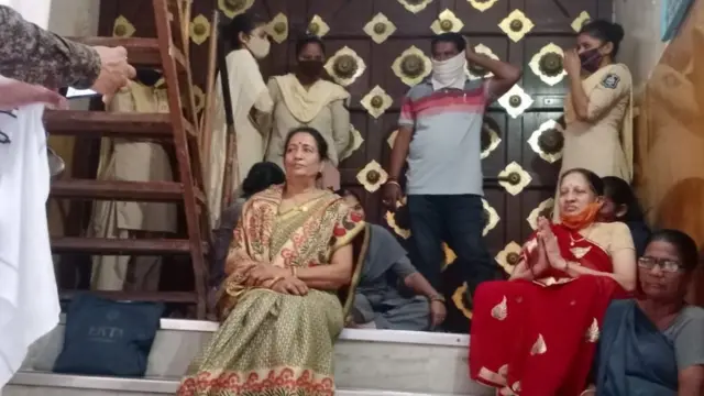 મંદિરમાં પૂજા કરવાથી રોકતા ઇન્દિરાબહેન અને ભગવતીબહેન અન્ય મહિલાઓ સાથે મંદિરનાં પગથિયાં પર બેસી ગયાં હતાં