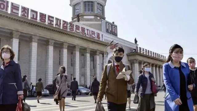 신종 코로나바이러스 감염증 우려 속에 북한 평양 사람들이 마스크를 쓰고 길을 걷고 있다