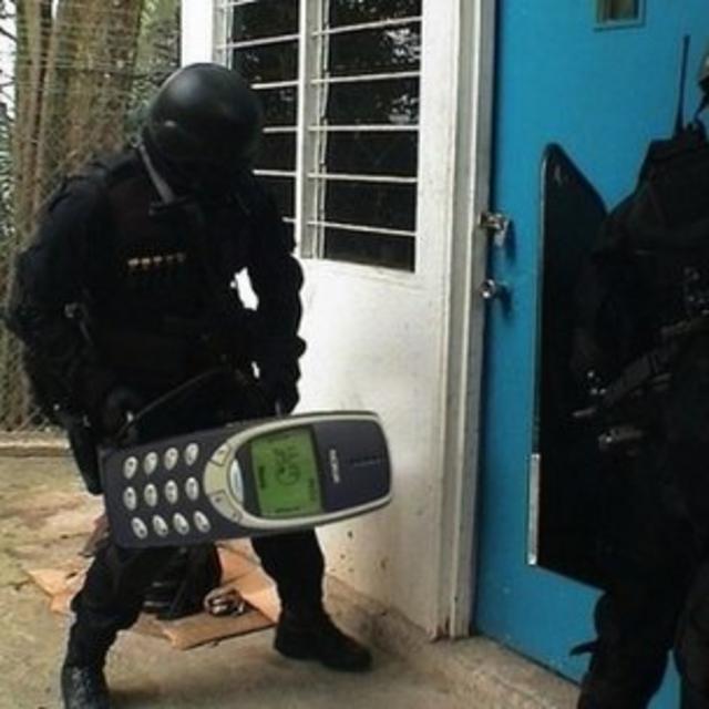 Cuánta fuerza necesitas para destruir el antiguo y emblemático celular de  Nokia? Este video te sorprenderá - El Diario NY