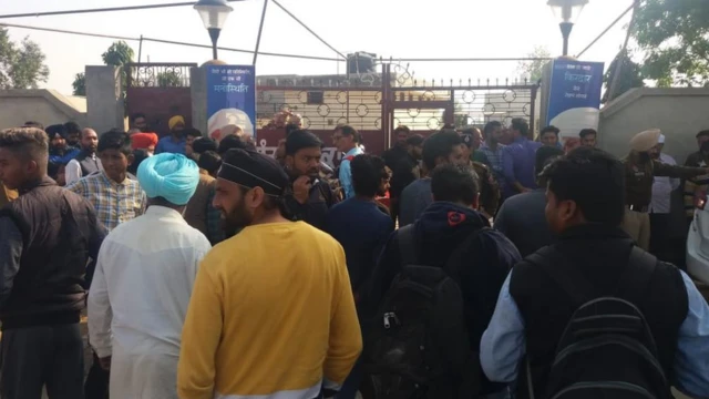 ఘటనా స్థలం వద్ద జనాలు