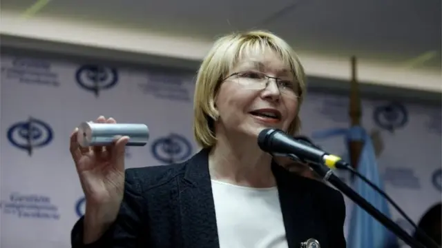 Fiscal general de Venezuela, Luisa Ortega Diaz, mostrando una lata de gas lacrimógeno, 24 de mayo de 2017
