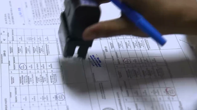 La doctora Méndez firmando papeleo