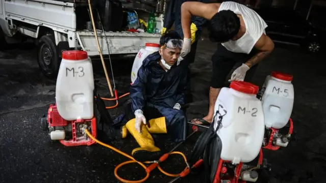 ရန်ကုန်မှာလည်း အများပြည်သူသုံးနေရာတွေမှာ ပိုးသတ်ဆေးတွေလိုက်ဖြန်းနေကြပါတယ်။