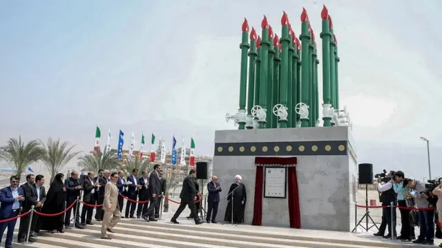 حسن روحانی درحال افتتاح بخش‌هایی از چند فاز پارس جنوبی