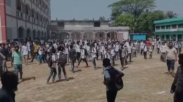 पुलिस ने कहा कि ल​ड़कियों के क्लास में बुरक़ा पहनकर कुछ लड़के क्लास में घुस गए थे.