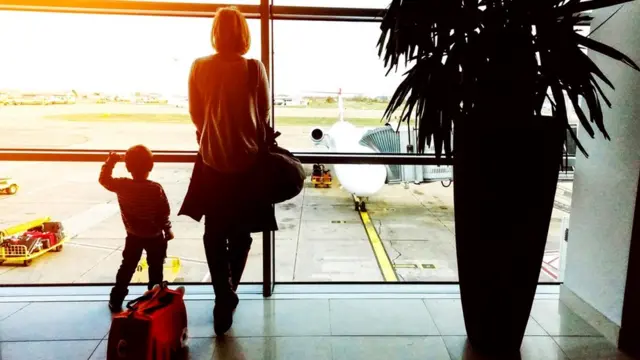 Во время одной из самых противоречивых избирательных кампаний в современной истории США некоторые жители страны начали поговаривать о том, чтобы уехать. Но одно дело сказать, другое - сделать