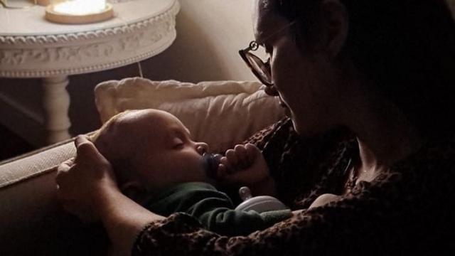 Evelin Scarelli com o filho Bento no colo