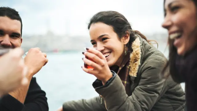 Çay içip gülen bir grup genç